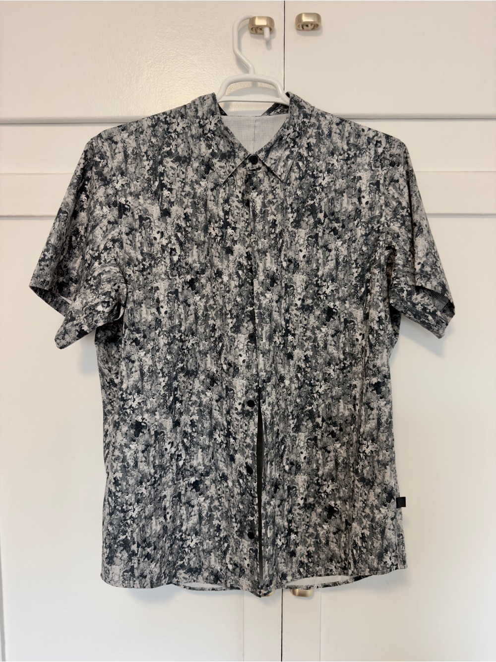 Men's Lululemon Short Sleeve Button-Up Shirt in Blue-based Abstract Print